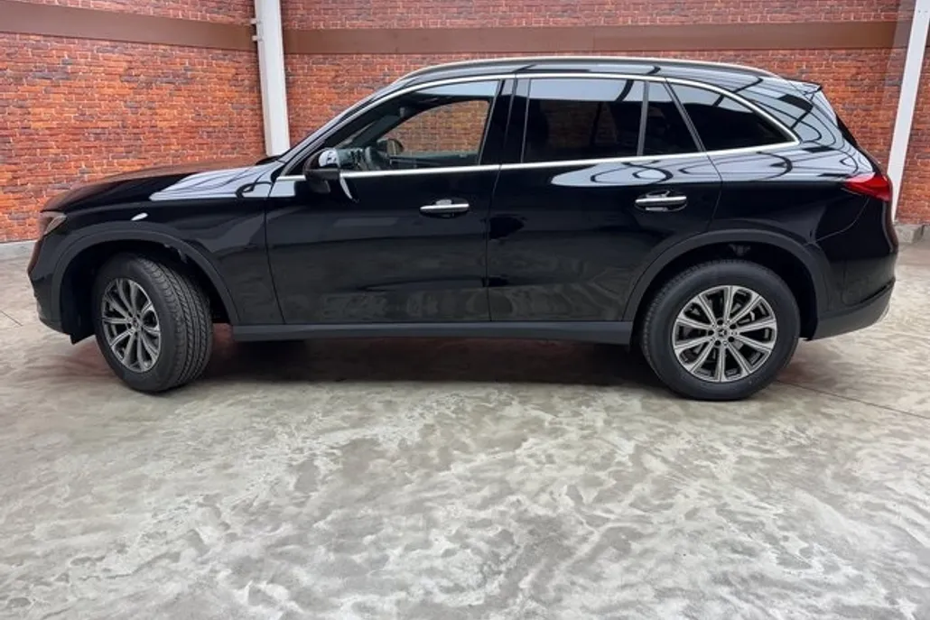 2025 Mercedes Benz GLC 300 4MATIC photo 1