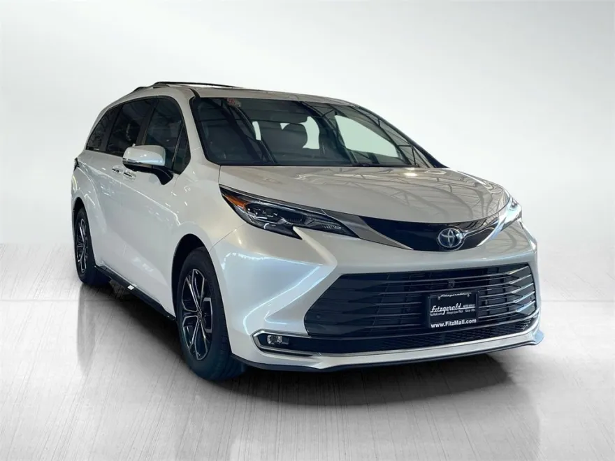 2025 Toyota Sienna Platinum photo 1
