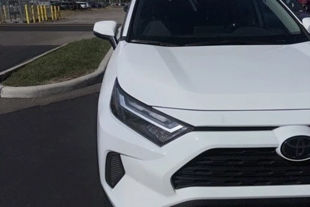 2024 Toyota RAV4 XLE photo 1