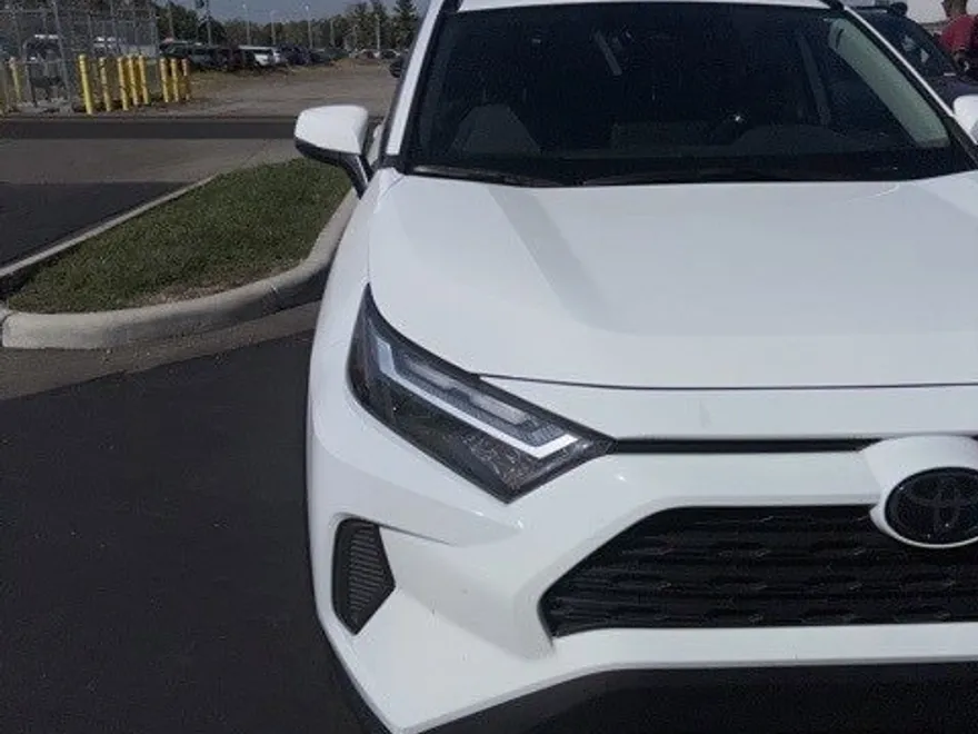 2024 Toyota RAV4 XLE photo 1
