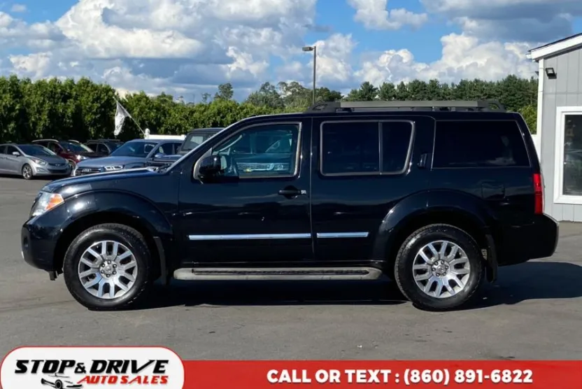 2012 Nissan Pathfinder LE photo 1