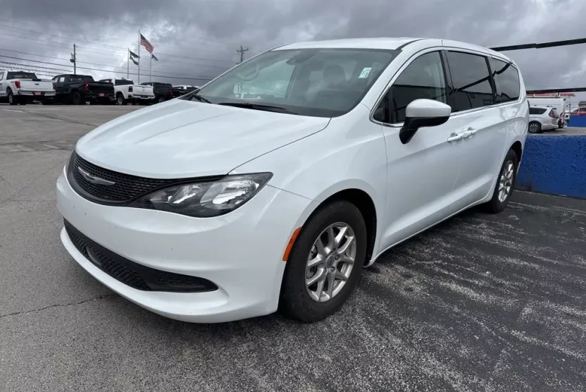 2023 Chrysler Voyager LX photo 1