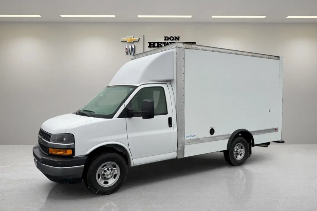 2024 Chevrolet Express Cutaway 3500 photo 1