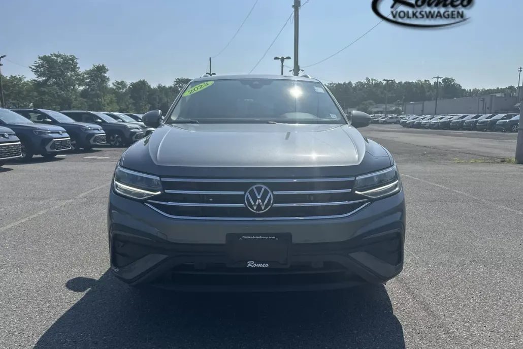 2023 Volkswagen Tiguan SE photo 1