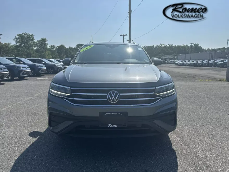 2023 Volkswagen Tiguan SE photo 1