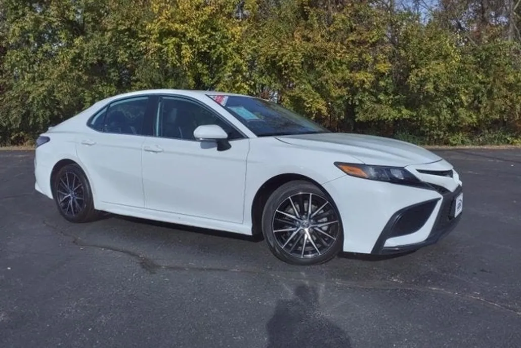 2022 Toyota Camry SE photo 1