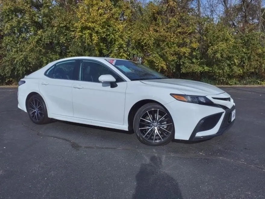 2022 Toyota Camry SE photo 1