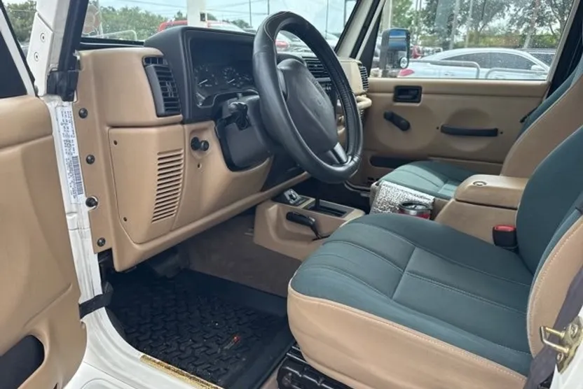 2000 Jeep Wrangler Sahara photo 1