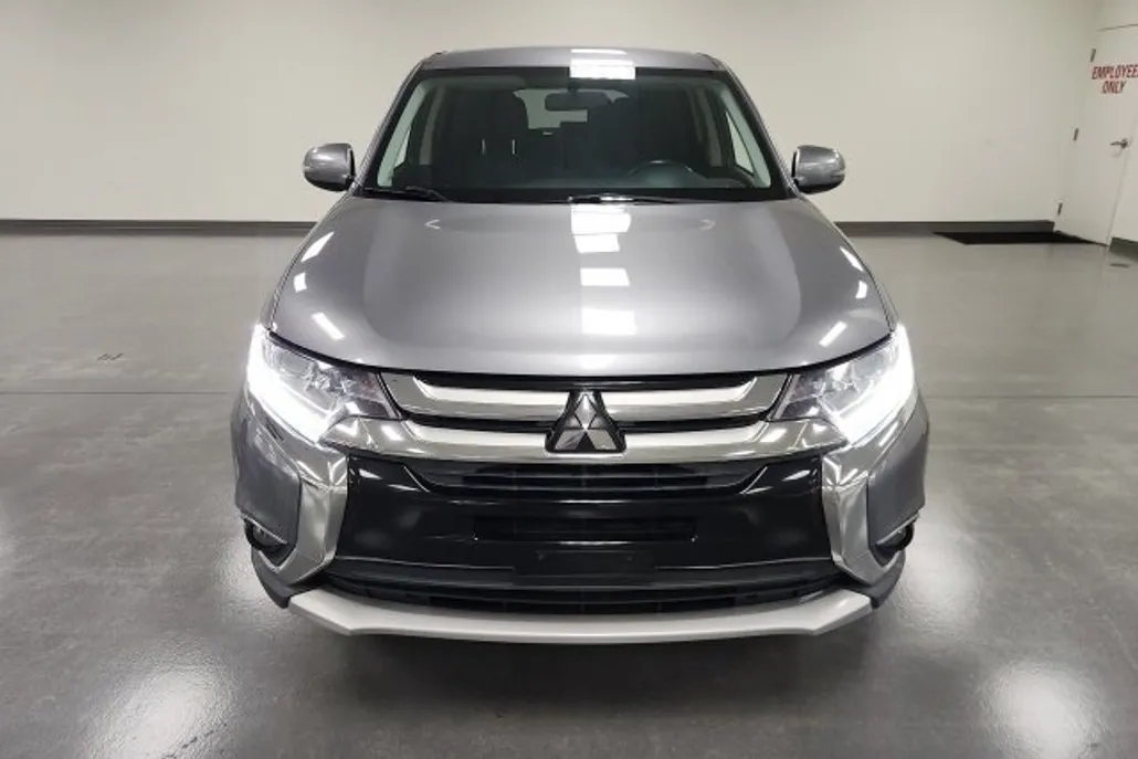 2017 Mitsubishi Outlander SE photo 1
