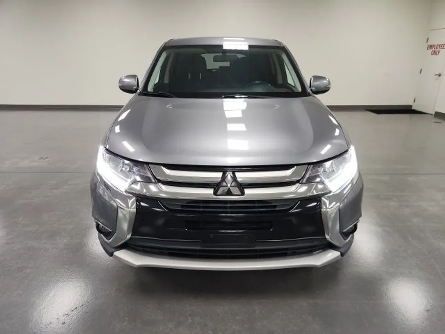 2017 Mitsubishi Outlander SE photo 1