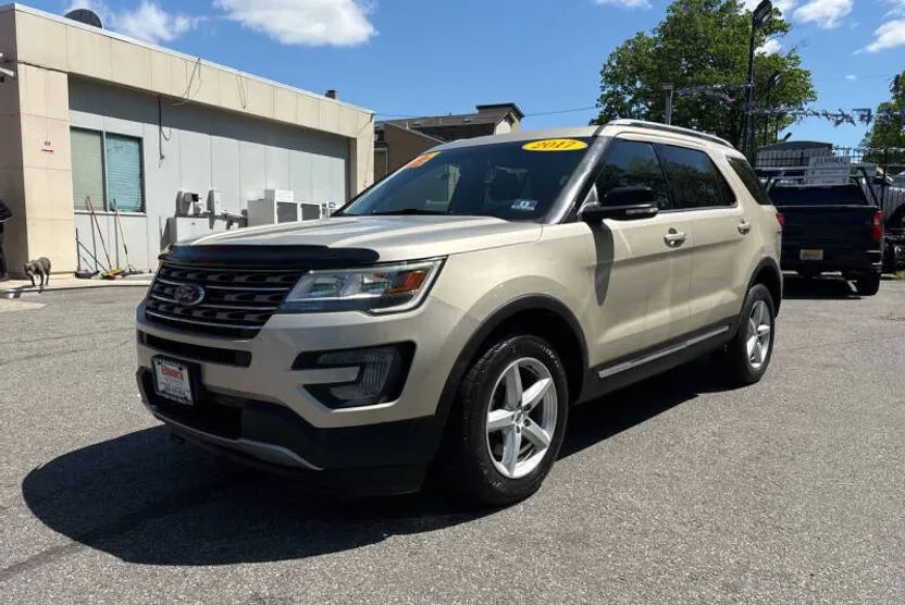 2017 Ford Explorer XLT photo 1