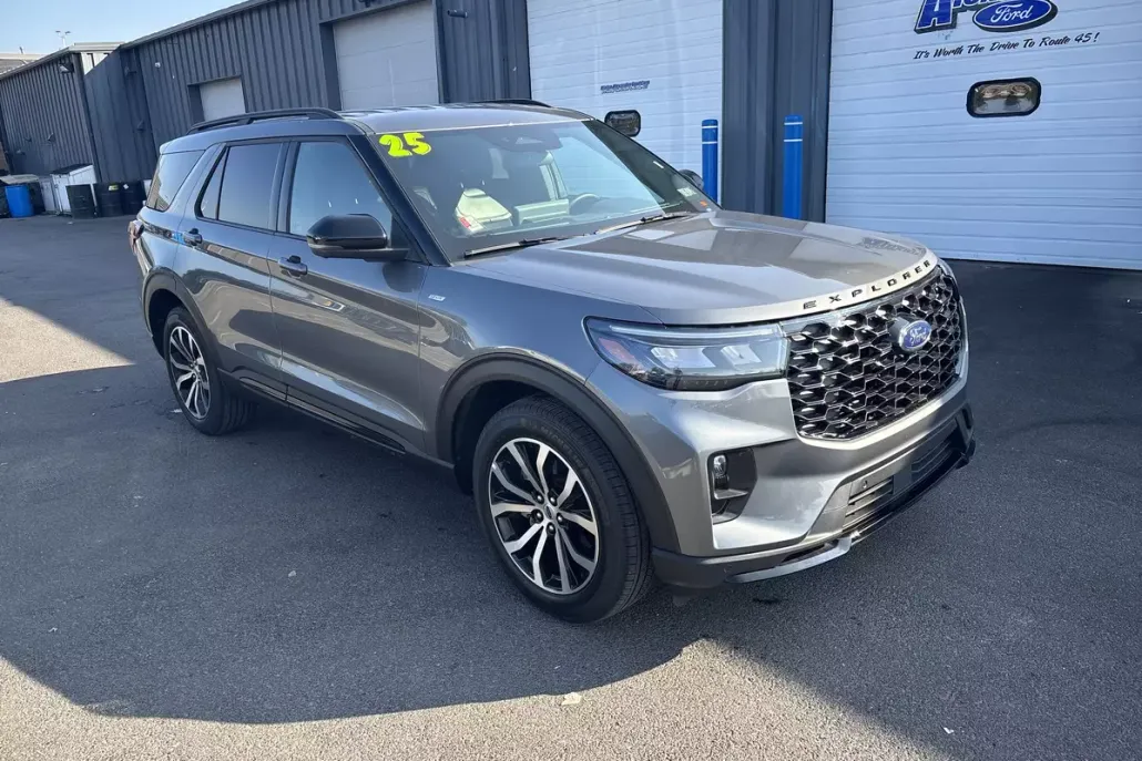 2025 Ford Explorer ST-Line photo 1