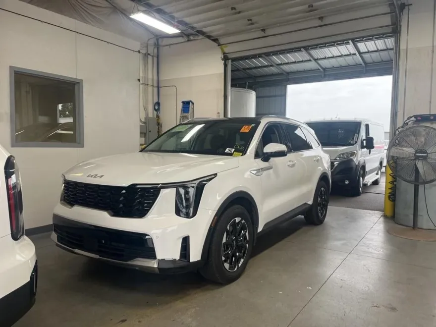 2025 Kia Sorento S photo 1