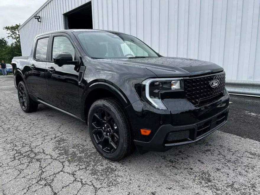 2025 Ford Maverick Lariat photo 1