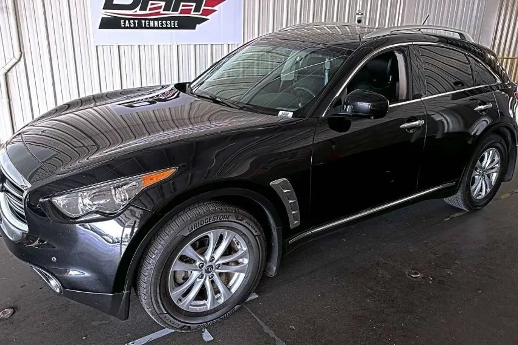 2016 Infiniti QX70 photo 1