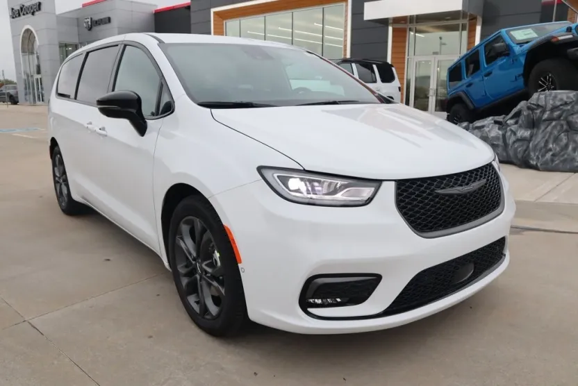 2026 Chrysler Pacifica photo 1