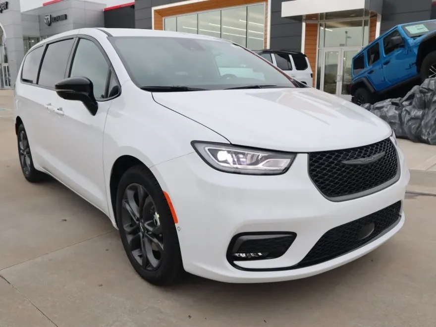 2026 Chrysler Pacifica photo 1