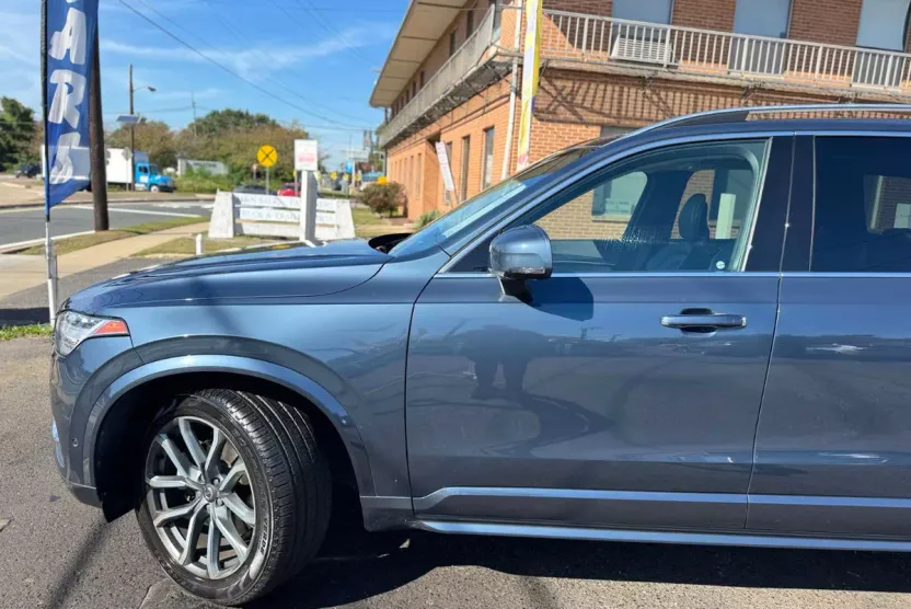 2018 Volvo XC90 T6 AWD Momentum photo 1