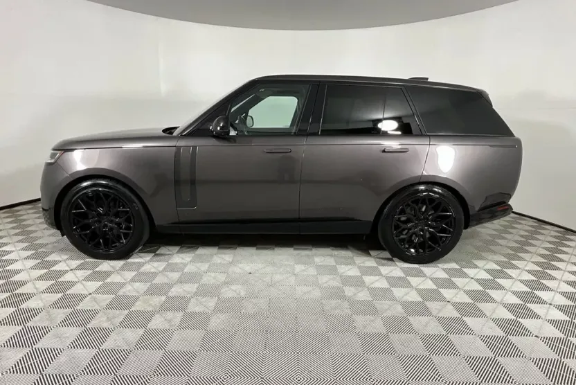 2023 Land Rover Range Rover SE photo 1