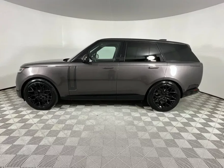 2023 Land Rover Range Rover SE photo 1