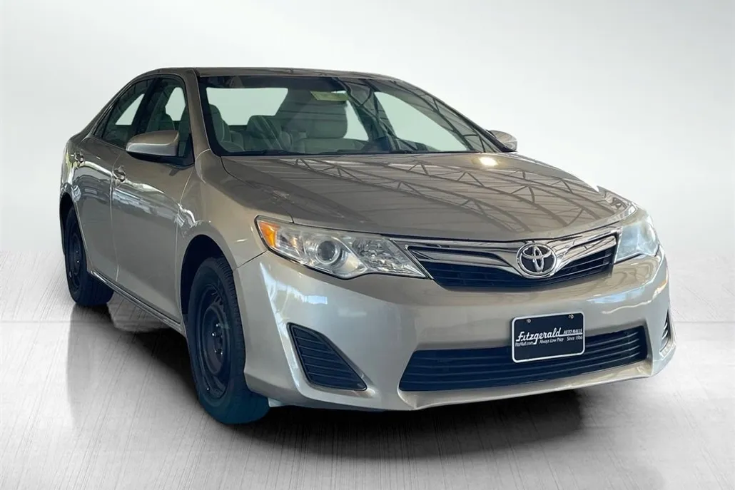 2014 Toyota Camry LE photo 1