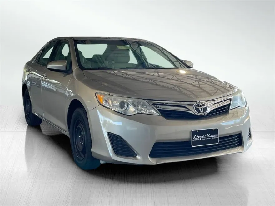 2014 Toyota Camry LE photo 1