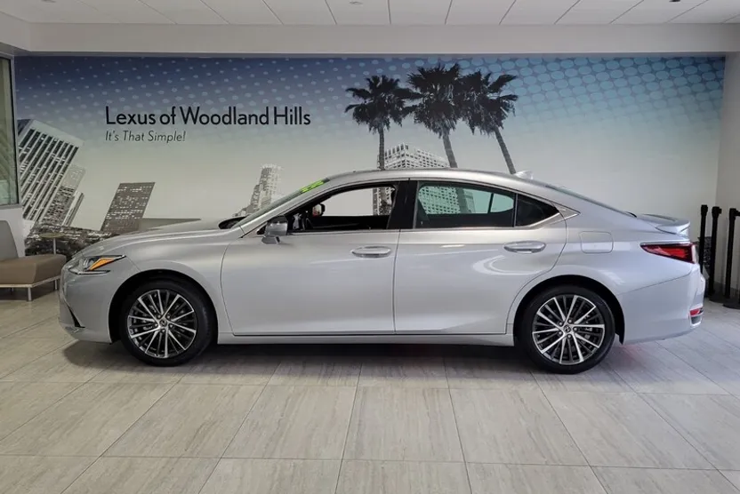 2025 Lexus ES 300h photo 1