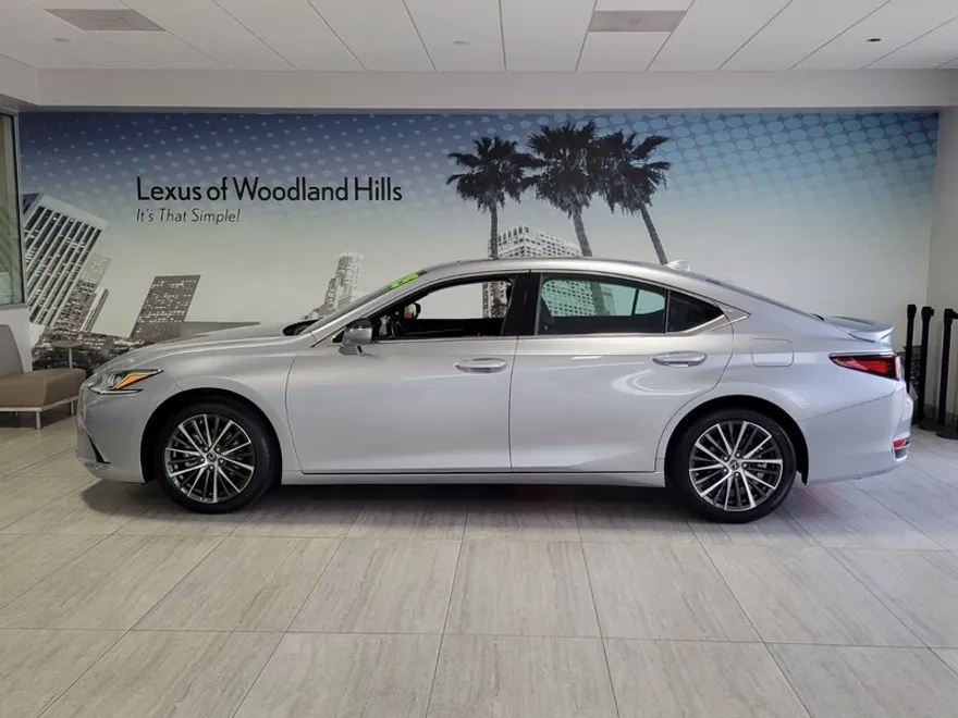 2025 Lexus ES 300h photo 1