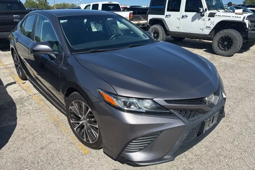2018 Toyota Camry LE photo 1