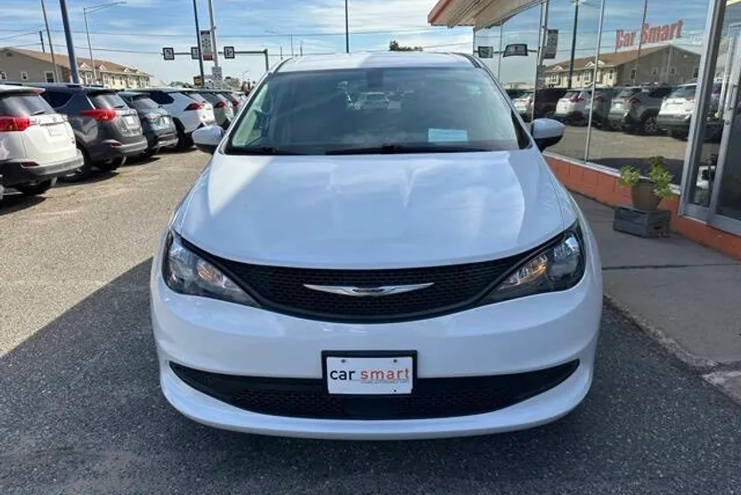 2021 Chrysler Voyager LX photo 1