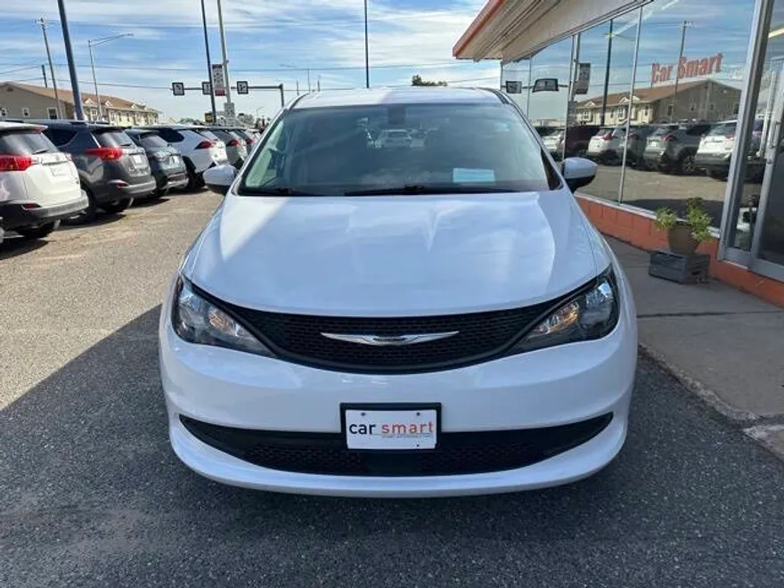 2021 Chrysler Voyager LX photo 1