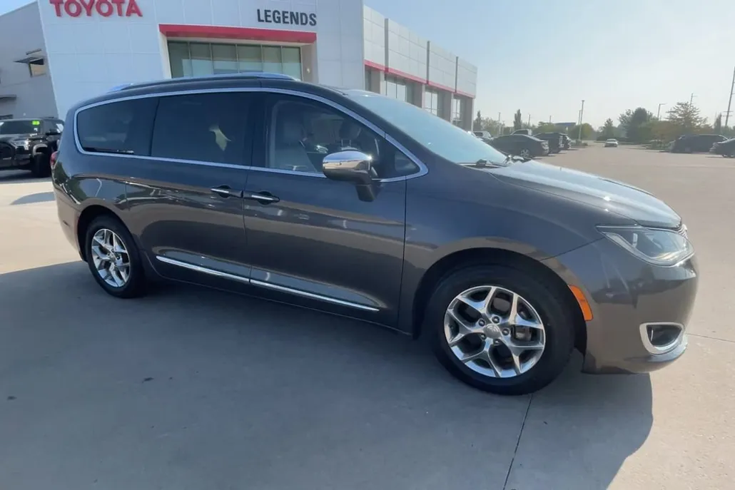2017 Chrysler Pacifica Limited photo 1