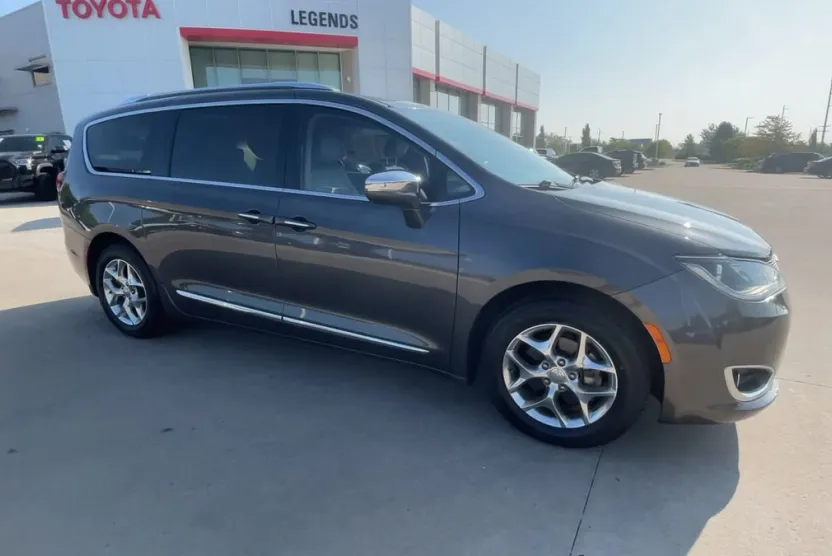 2017 Chrysler Pacifica Limited photo 1