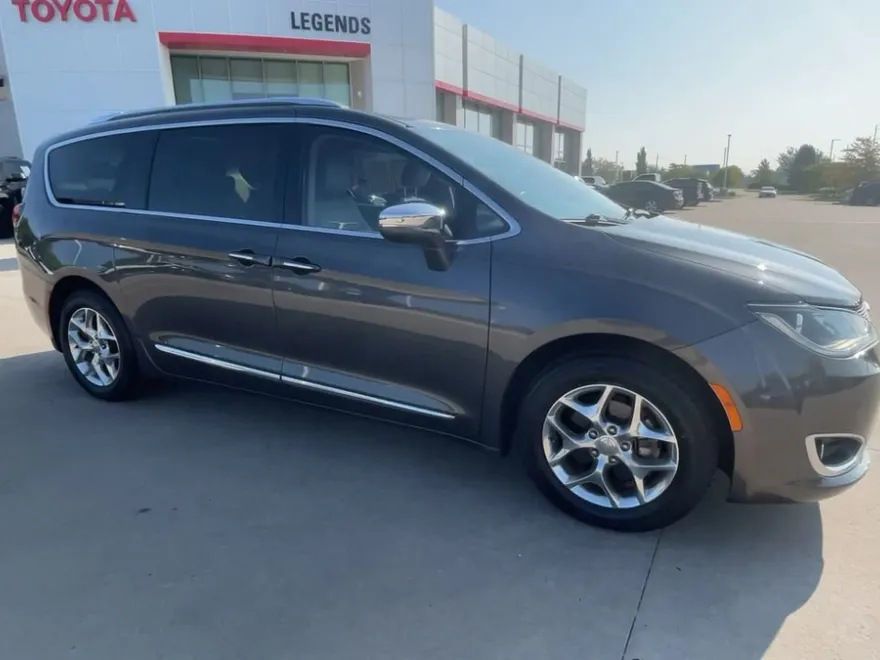 2017 Chrysler Pacifica Limited photo 1