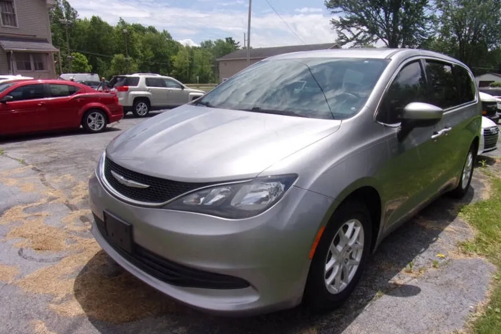 2017 Chrysler Pacifica Touring photo 1