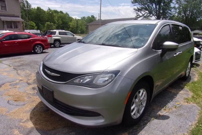 2017 Chrysler Pacifica Touring photo 1