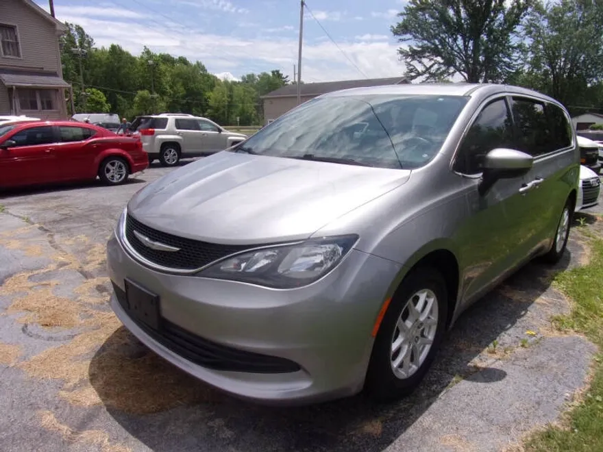 2017 Chrysler Pacifica Touring photo 1