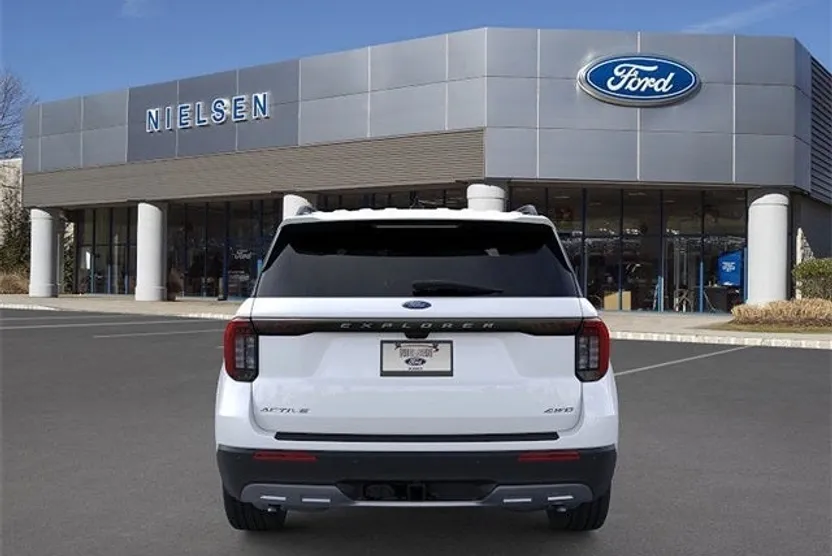 2025 Ford Explorer photo 1