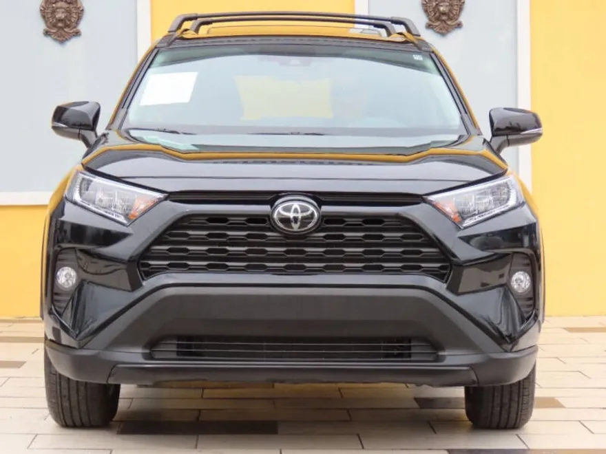 2021 Toyota RAV4 XLE photo 1