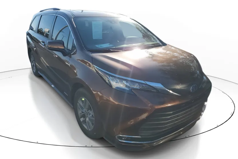 2021 Toyota Sienna XLE photo 1