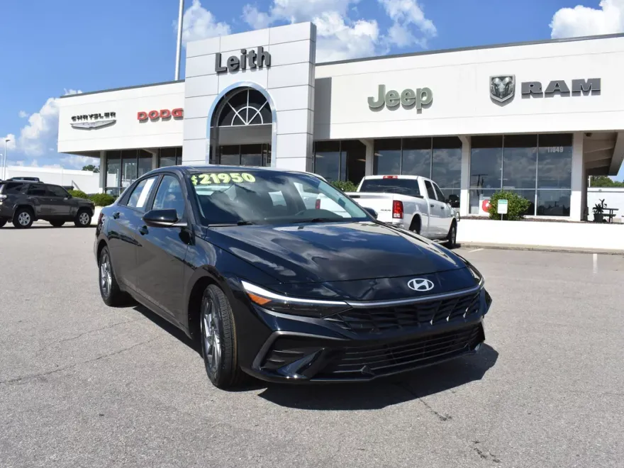 2024 Hyundai Elantra SEL photo 1