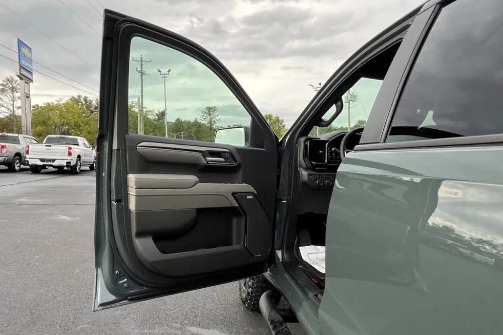 2026 Chevrolet Silverado ZR2 photo 1