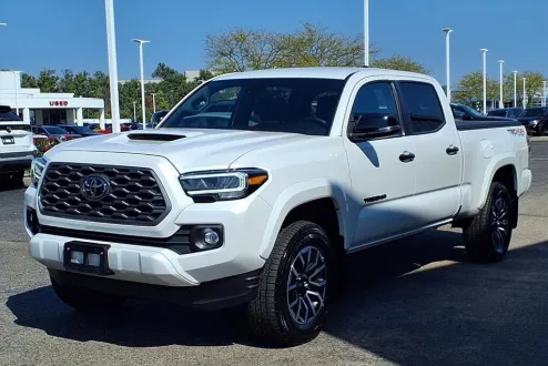 2023 Toyota Tacoma TRD Sport V6 photo 2