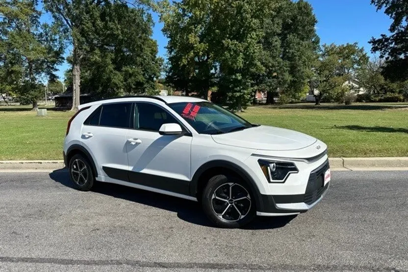 2024 Kia Niro LX photo 1