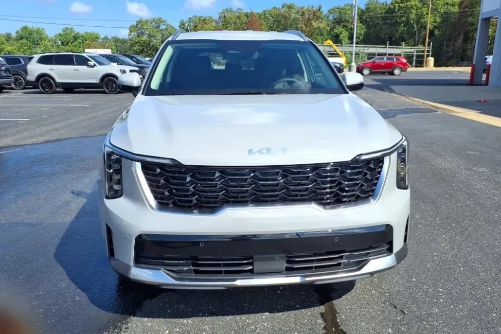 2025 Kia Sorento S photo 1