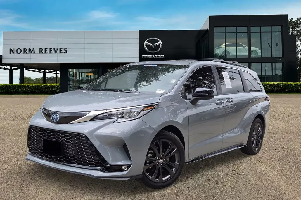 2023 Toyota Sienna XSE photo 1