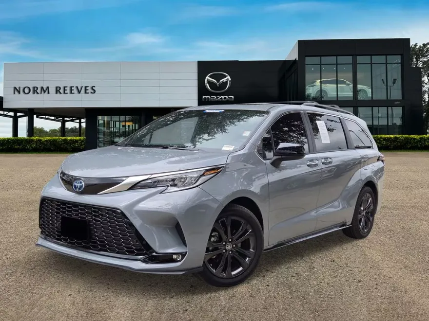 2023 Toyota Sienna XSE photo 1