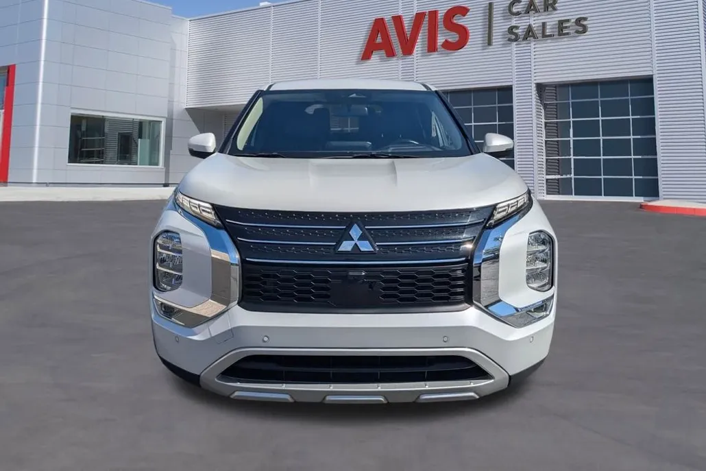 2024 Mitsubishi Outlander SE photo 1