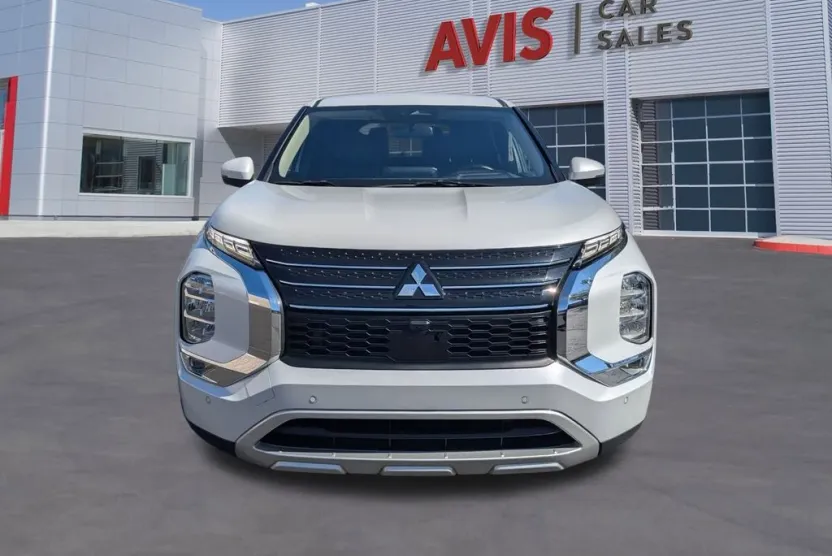 2024 Mitsubishi Outlander SE photo 1