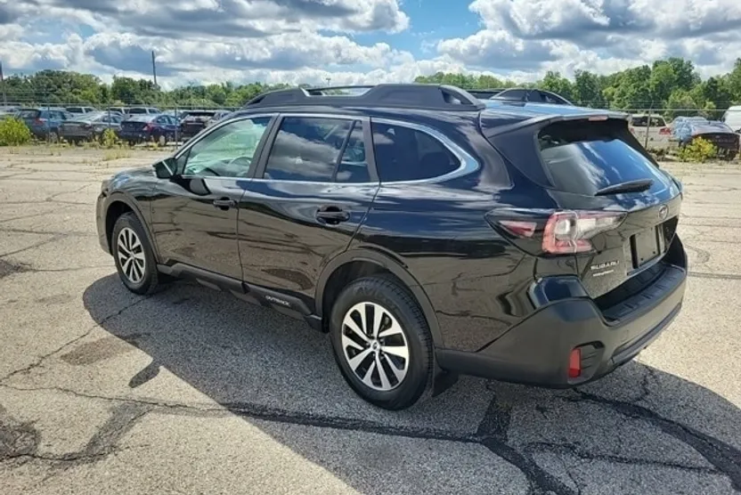 2022 Subaru Outback Premium photo 1